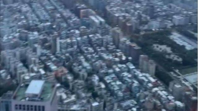 于正|萧亚轩在餐厅吃烤鸭，戴着口罩遮挡脸上疤痕，弟弟满头白发显苍老