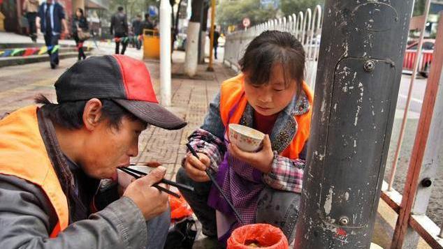 面包|工地上的伙食，8元管饱，你可能不愿意吃，却是他们心中的美味