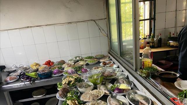 玉米|杭州这家茅坑饭店，藏得深客人也找来吃，没有菜单想吃啥全靠运气