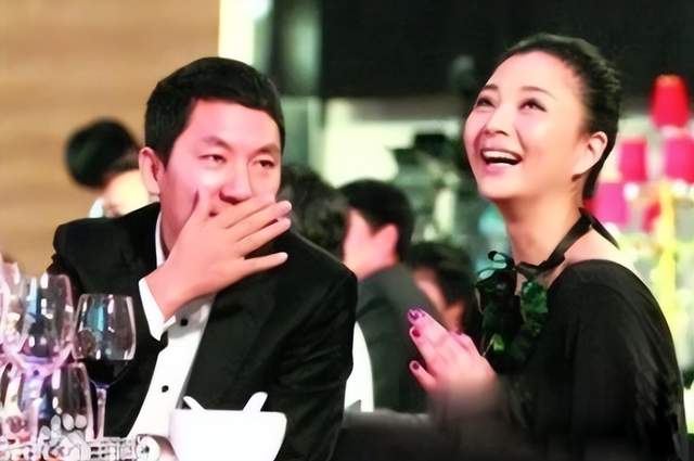 殷桃|42岁殷桃素颜现身街头，和男友人聊天被拍，二人乘豪车离开引猜测