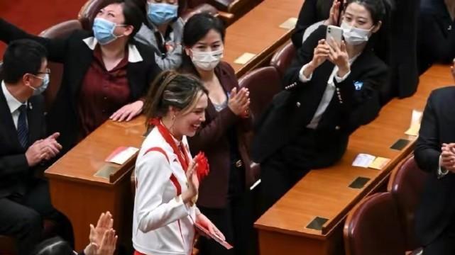 谷爱凌|谷爱凌成表彰大会大赢家！穿冬奥战袍成团宠，扎染高马尾个性又时髦