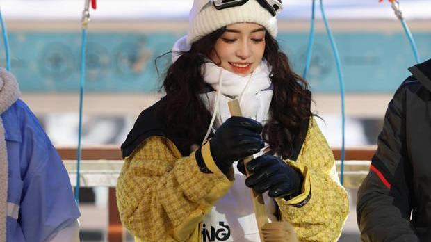 徐子珊|杨颖滑雪造型曝光清新十足，戴粉色头盔可爱软萌