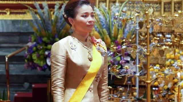 景甜|44岁苏提达糗大了！结婚纪念日状况频出，宴会金色礼服皱皱巴巴