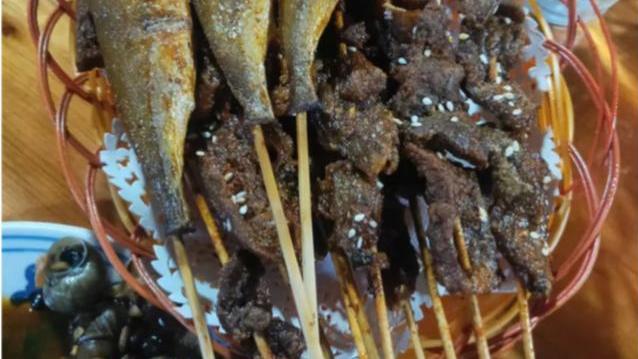 广西|广西大哥请东北朋友吃夜宵，满满一桌子菜和酒，朋友却不敢下嘴