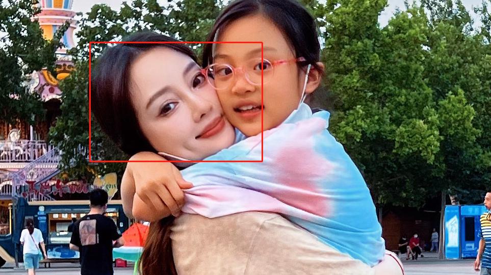 李小璐|李小璐与女儿合照被说像姐妹，P图太过遭吐槽，脸型僵硬疑似整容