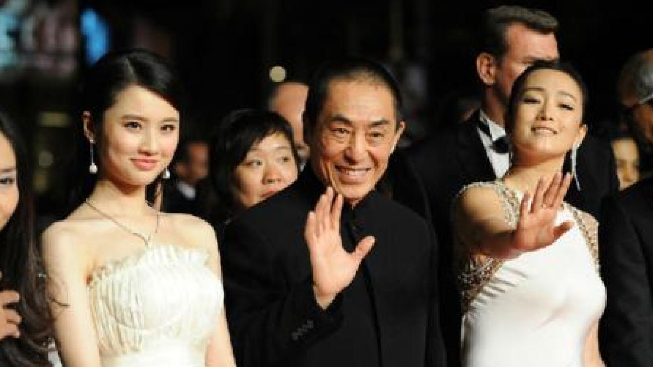 张艺谋|72岁张艺谋童心未泯！拆盲盒太刺激，办公室布置随之曝光