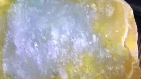 翡翠|一块不起眼的翡翠原石，雕刻出成品最后却惊喜不断，竟如此惊艳！