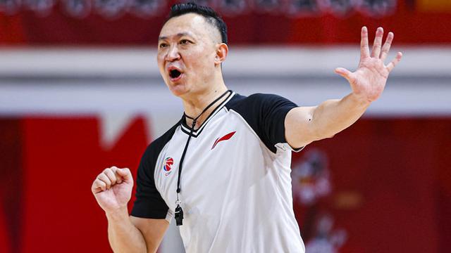 易建联|险胜浙江，为何易建联赛后还追着裁判闫军理论？阿联做法很聪明
