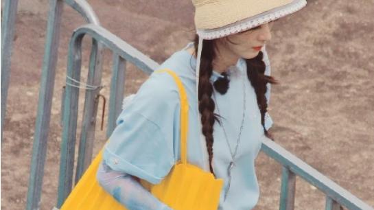 赵丽颖|“青荔枝”的6厘米牛仔裤，赵丽颖的小草帽，网友：小萝莉！