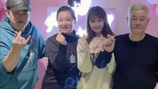 关婷娜|?赵本山弟子中脸皮最厚关婷娜，直播间里：你们给我刷500块钱