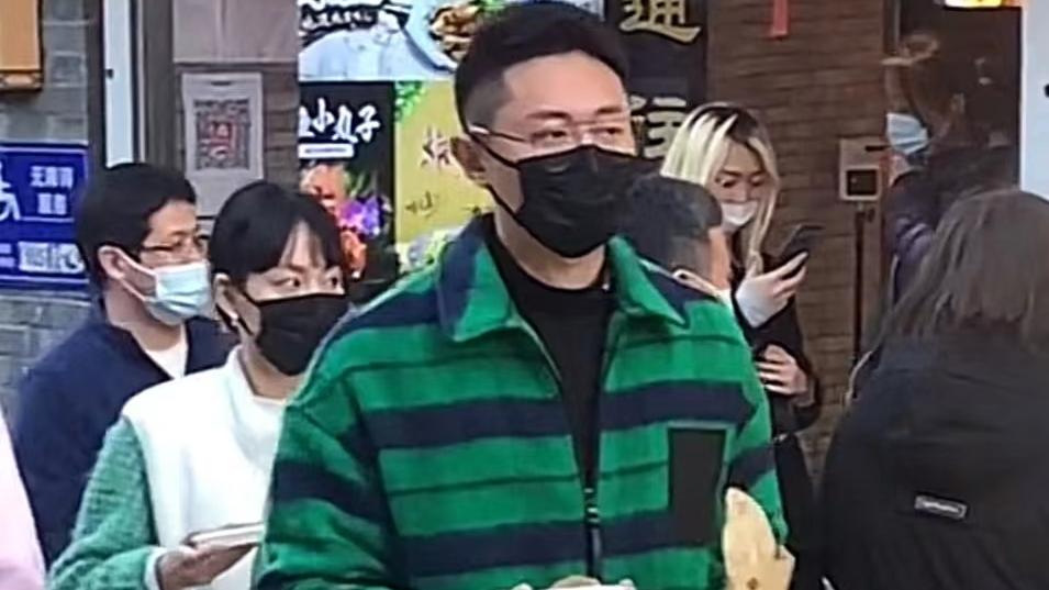 张嘉倪|张嘉倪外出被偶遇，表情冷漠多次翻白眼，与买超分开走全程不说话