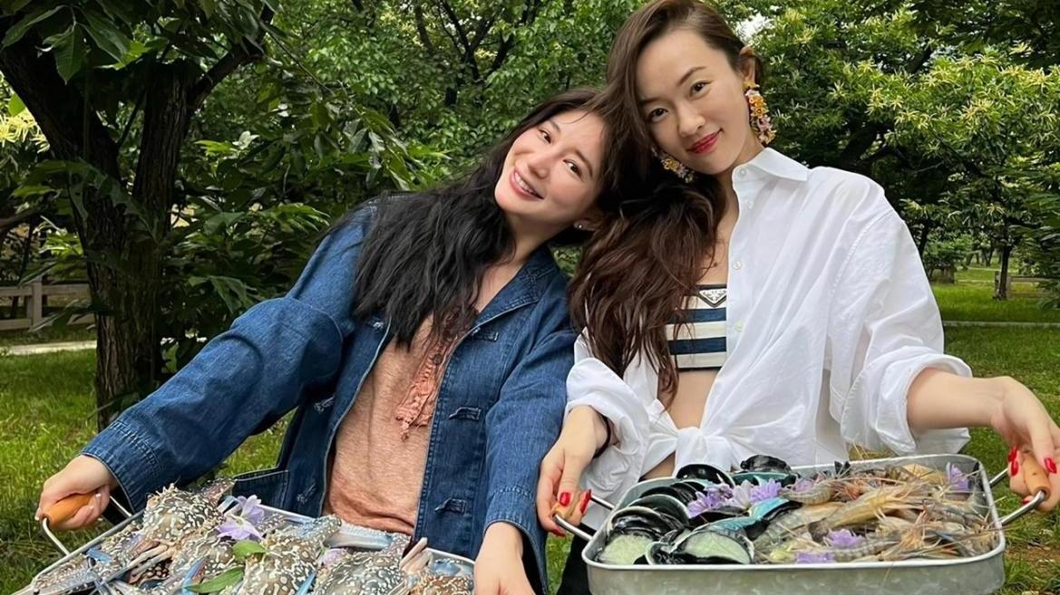 露营|霍思燕佟丽娅一起去露营，穿着打扮随性似路人，贵气范却不减