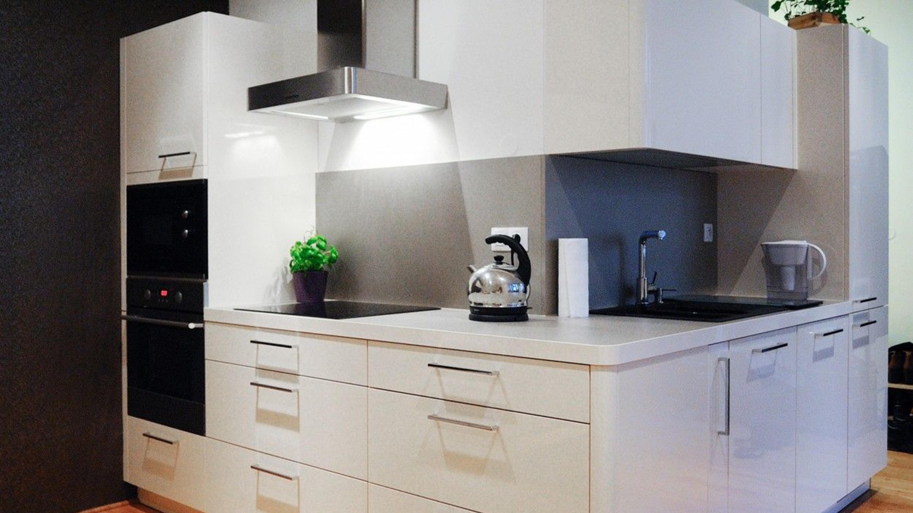 若是下套房装修，餐边柜要做“拐弯设计”，这样收纳空间又多一半