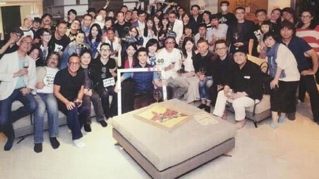 参观王力宏的豪宅，有独立私人游泳池，客厅能容纳几十人