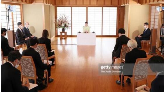 爱子公主|爱子公主记者会花絮，雅子皇后帮她梳发，旁观女儿整场表现