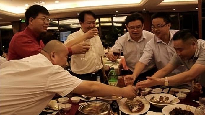 地铁安检|职场喝酒不要紧，就怕遇到3种人