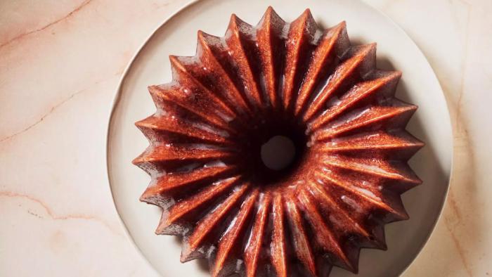 制作完美的Bundt蛋糕的最佳技巧，包括如何正确地给锅涂油