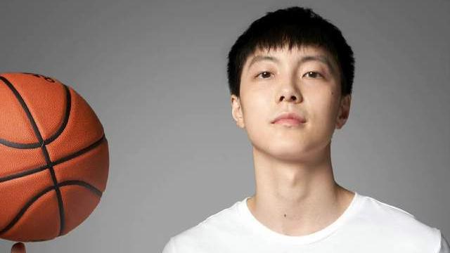 胡明轩|胡明轩与母亲共同庆生！她年近50岁保养如少女，65岁老公身体健硕