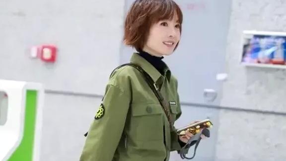 |52岁鲁豫状态回春，齐刘海波波头似少女，一改往日骨瘦如柴形象