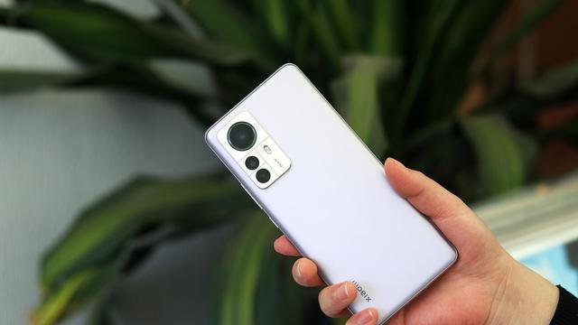 小米科技|同样是小屏手机，明明小米12配置更强，为何卖不过小米12X呢？