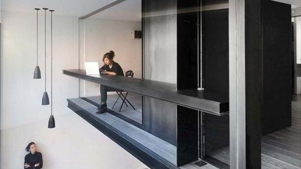 买复式二楼不装玻璃护栏，横着装一排隔板，既是书桌也能保证安全