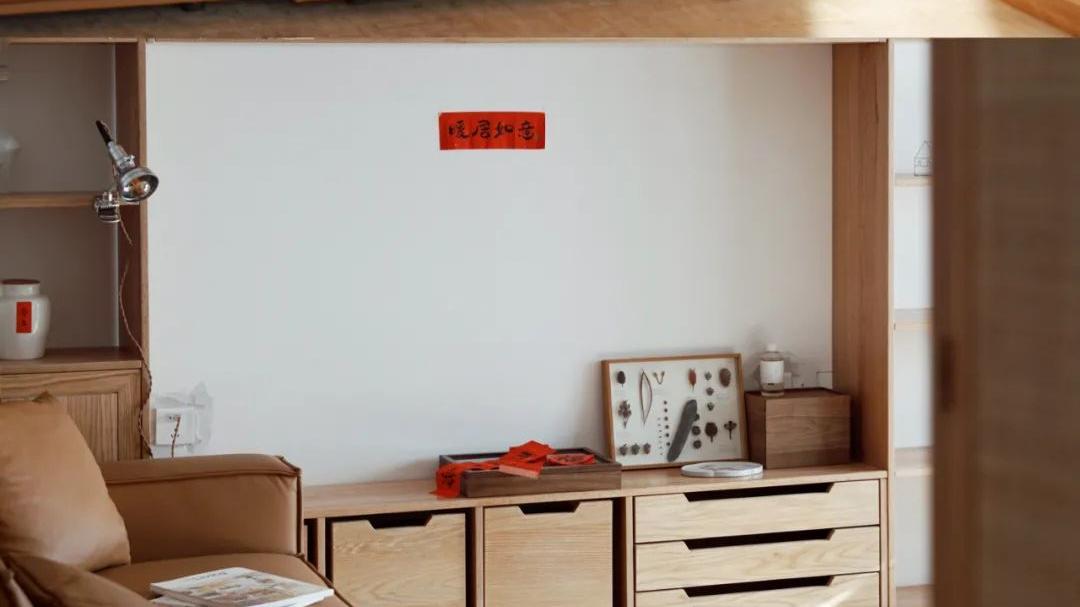 客厅无电视、沙发不靠墙，家变大了不止一倍？