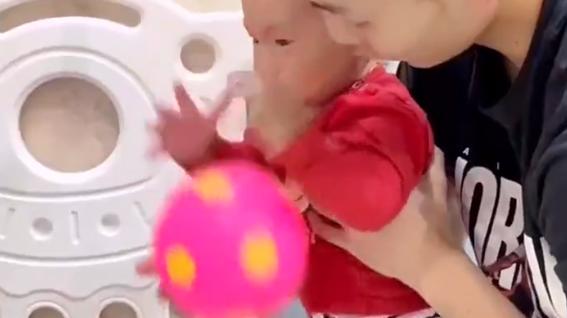 徐杰|徐杰回家带娃！亲自教外甥扣篮，玩得不亦乐乎，膝盖伤疤惹心疼