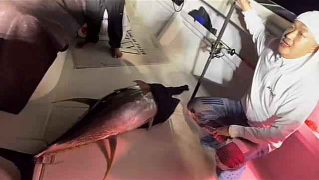 包贝尔|岳云鹏包贝尔包游艇出海！穿拖鞋烤串没架子，钓80斤大鱼十分霸气