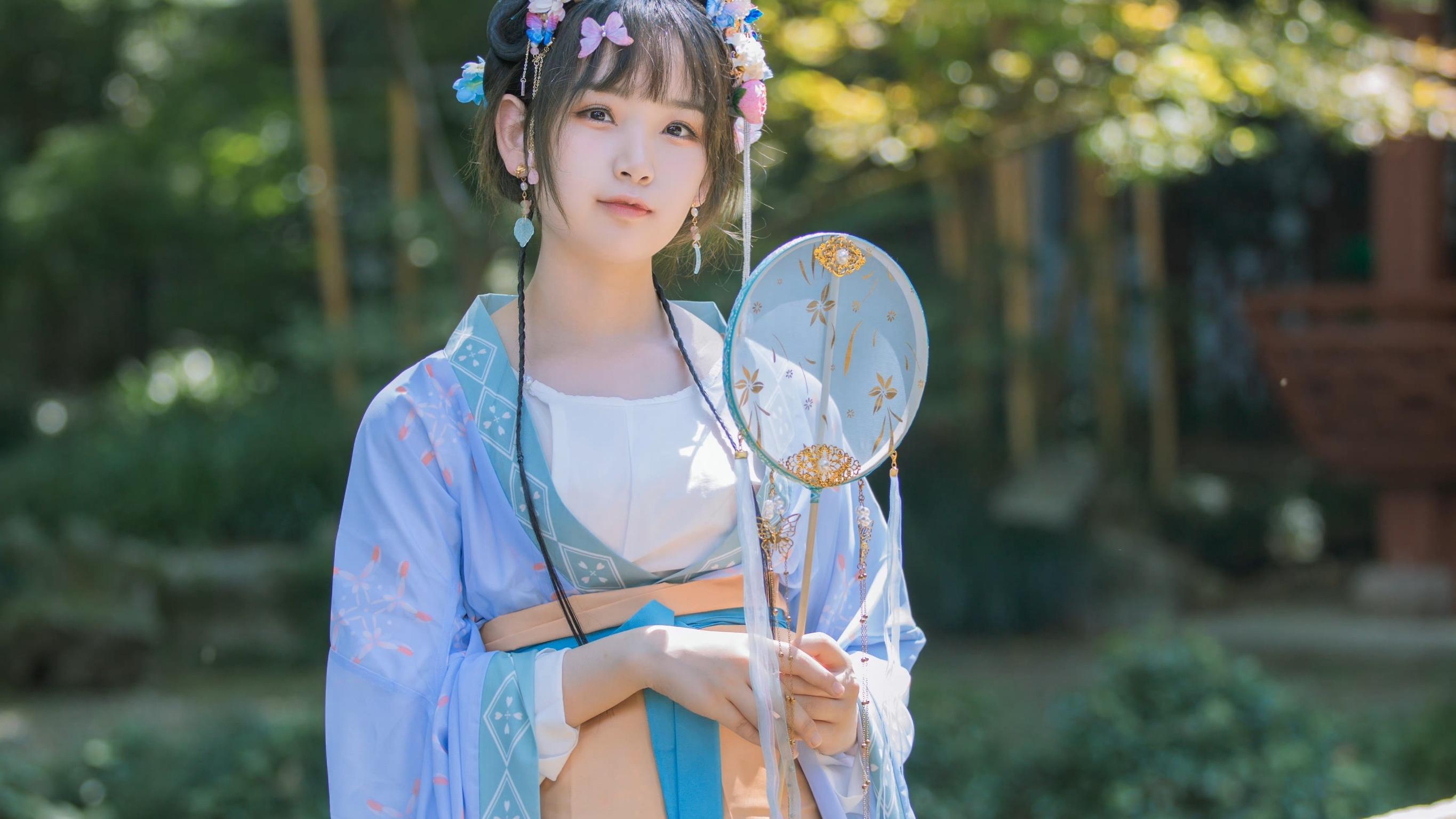 |着一袭罗裙，辉映一抹娇羞