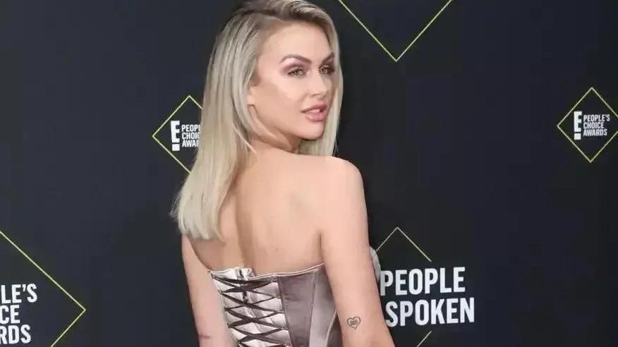 |欧美女星拉拉·肯特出席活动，一袭机器人套装，美不胜收