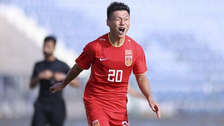 国足|4-2！2天2次惊喜，国足太给力，22岁小将大四喜，模仿C罗庆祝Siu