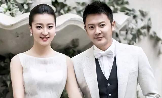 印小天|43岁印小天新恋情疑曝光，女方肤白腿长身材好，两人出门聚会太腻歪