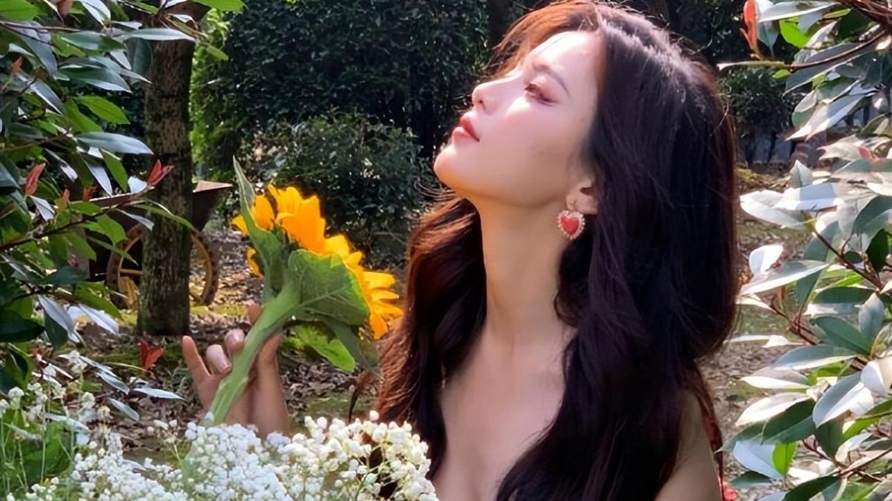 杨超越|女星杨超越罕走性感风！穿抹胸短裙炫事业线，膝盖上破一块太抢镜