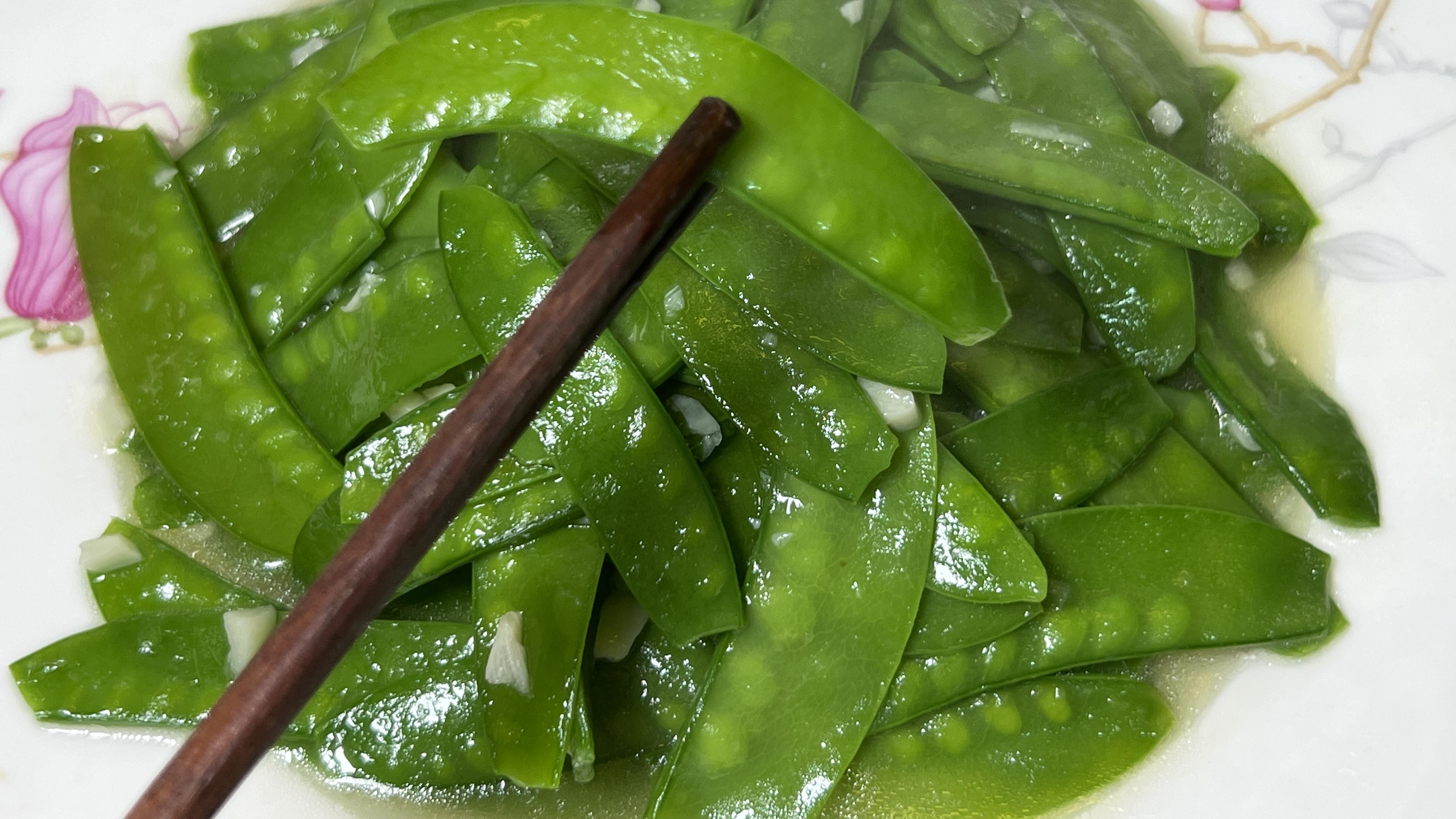 荷兰豆|清炒荷兰豆，在家做4块钱能做一大盘，颜色翠绿看着有食欲，好吃