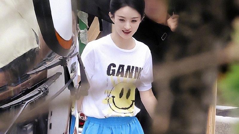 赵丽颖|元气少女！赵丽颖上班路透私服释出，穿黑色裤子特意剪开一个洞