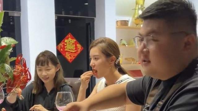 南京|猴哥妻子与绯闻女友同框！痞幼土里土气，何钰欣打扮优雅显富贵