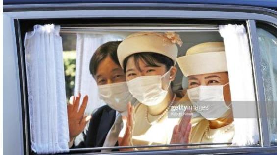 日本皇室晚辈探望祖父母，爱子戴花帽淡定挥手，悠仁穿和服显拘谨