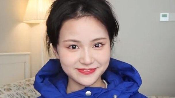 发型 穿羽绒服配什么发型好看？看博主亲身示范，披发和扎发差距真大