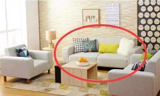 沙发最不该摆放这几个位置上，“上克父母，下害儿女”，一定麻溜换