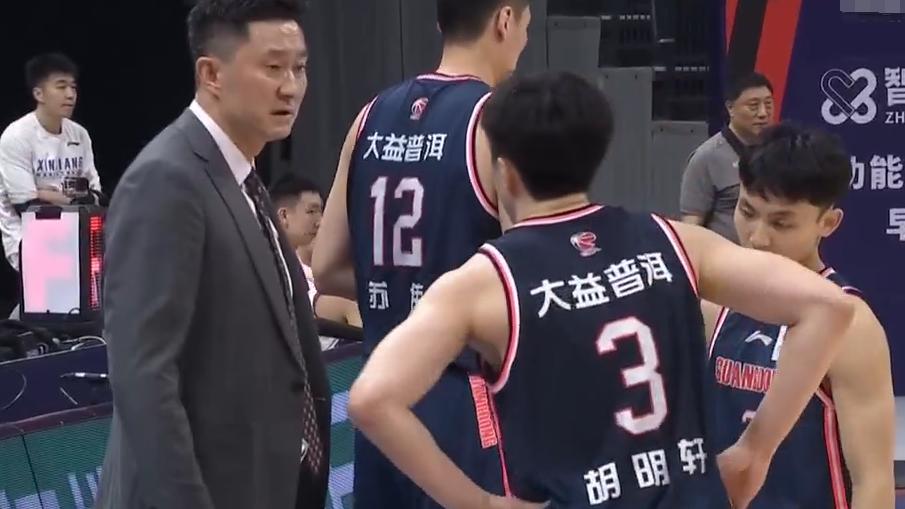 新疆男篮|新疆6分钟7犯规，广东却还落后1分！杜锋追骂杜润旺，不满胡明轩徐杰