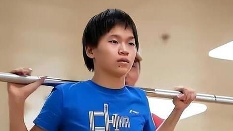 全红婵 15岁的全红婵长到了1米53，发型和肌肉都很抢镜！哥哥成老板