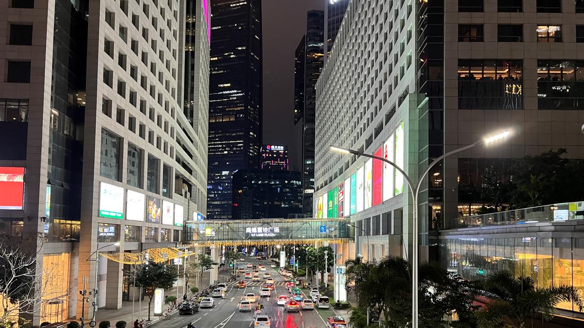 find x|双芯加持下的Find X5 Pro，高光压制小胜苹果一筹，多颗芯确实有用