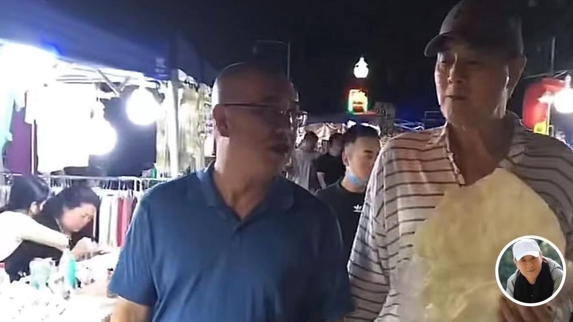 赖冠霖|71岁老戏骨旅居云南！啃大饼逛夜市精神好，样子年轻不输张艺谋