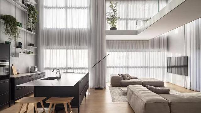 80顶楼挑空复式，装5m高落地窗+到顶玻璃砖墙，变身“贵族公寓”