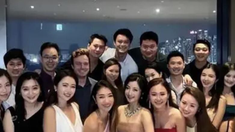 富豪的私生活有多劲爆？夫妻双双死在卧室，神秘的“家庭娱乐群”被曝光