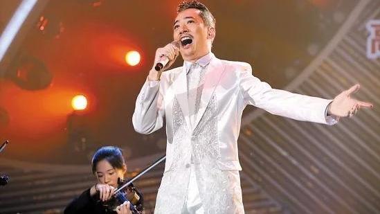 靳东|晚会前一天父母双双遇害，他含泪唱完后退圈，18年后重回舞台