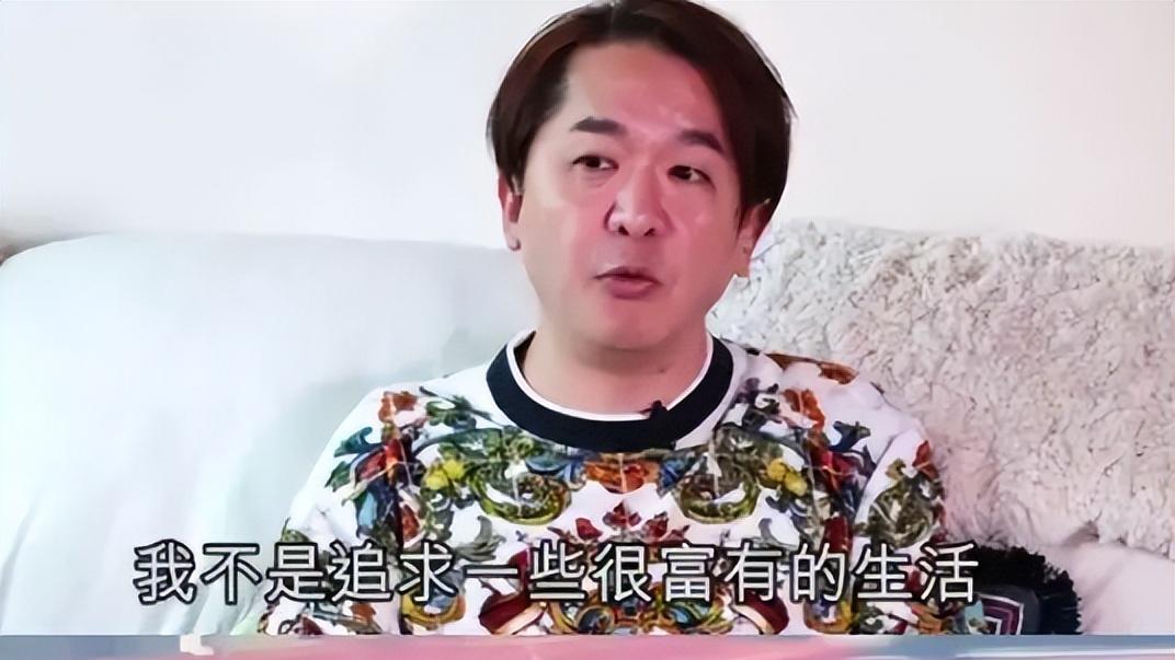 邓兆尊|邓兆尊找了四太，属几人中最靓，网友：虽一路跑龙套但情史很风流