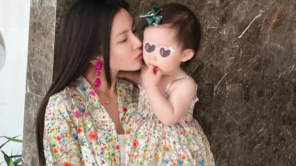 李木戈|杜淳老婆王灿晒一家三口合照，女儿陪爸爸工作，老公LV衬衫骚气十足