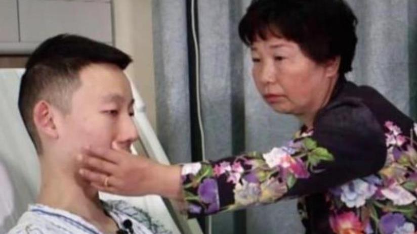 赵丽颖|哭笑不得？杜新枝二审场外手捧鲜花画面流出，被吐槽皮笑肉不笑