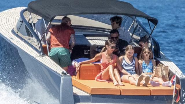 哈珀·贝克汉姆|贝克汉姆和家人出海度假，11岁小七又发福，腰部胖出游泳圈